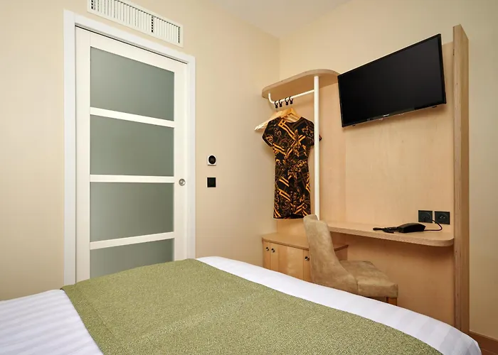 Vlh Montparnasse Eiffel Hotel 3*